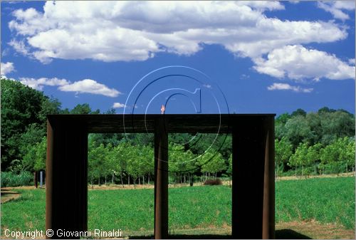 ITALY - CIVITELLA D'AGLIANO (VT) - Giardino delle sculture "La Serpara" di Paul Wiedmer & Jacqueline Dolder.
"Feuerpalast mit 21 Saulen" (1984) di Paul Wiedmer