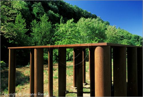 ITALY - CIVITELLA D'AGLIANO (VT) - Giardino delle sculture "La Serpara" di Paul Wiedmer & Jacqueline Dolder.
"Feuerpalast mit 21 Saulen" (1984) di Paul Wiedmer