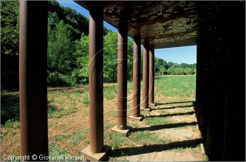 ITALY - CIVITELLA D'AGLIANO (VT) - Giardino delle sculture "La Serpara" di Paul Wiedmer & Jacqueline Dolder.
"Feuerpalast mit 21 Saulen" (1984) di Paul Wiedmer