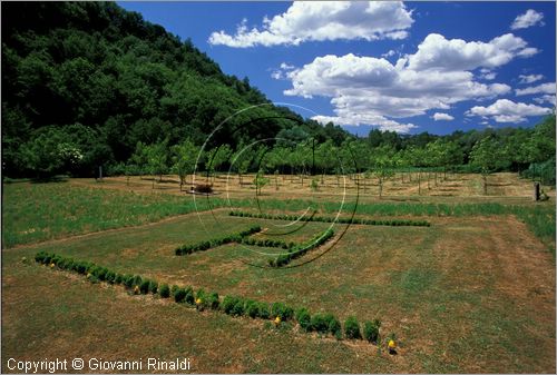 ITALY - CIVITELLA D'AGLIANO (VT) - Giardino delle sculture "La Serpara" di Paul Wiedmer & Jacqueline Dolder.
"Heliport" (1998) di Ingold Airlines