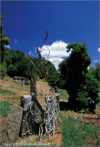 ITALY - CIVITELLA D'AGLIANO (VT) - Giardino delle sculture "La Serpara" di Paul Wiedmer & Jacqueline Dolder.
"Gente Importante" (1990) di Paul Wiedmer