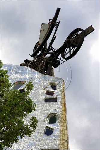 ITALY - Capalbio (GR) - localit Garavicchio - Il Giardino dei Tarocchi - opera originale e fantastica ideata dall'artista francese Niki de Saint Phalle. L'opera rappresenta i 22 Arcani Maggiori dei Tarocchi realizzati con fantastiche sculture di cemento armato e poliestere, ricoperte con mosaico di ceramica , vetri e specchi