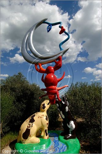 ITALY - Capalbio (GR) - localit Garavicchio - Il Giardino dei Tarocchi - opera originale e fantastica ideata dall'artista francese Niki de Saint Phalle. L'opera rappresenta i 22 Arcani Maggiori dei Tarocchi realizzati con fantastiche sculture di cemento armato e poliestere, ricoperte con mosaico di ceramica , vetri e specchi