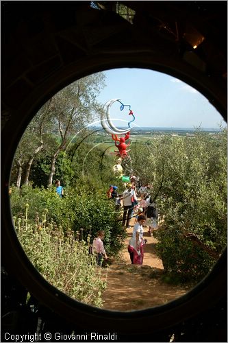 ITALY - Capalbio (GR) - localit Garavicchio - Il Giardino dei Tarocchi - opera originale e fantastica ideata dall'artista francese Niki de Saint Phalle. L'opera rappresenta i 22 Arcani Maggiori dei Tarocchi realizzati con fantastiche sculture di cemento armato e poliestere, ricoperte con mosaico di ceramica , vetri e specchi