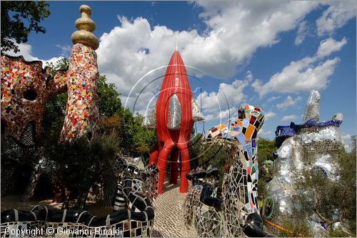 ITALY - Capalbio (GR) - localit Garavicchio - Il Giardino dei Tarocchi - opera originale e fantastica ideata dall'artista francese Niki de Saint Phalle. L'opera rappresenta i 22 Arcani Maggiori dei Tarocchi realizzati con fantastiche sculture di cemento armato e poliestere, ricoperte con mosaico di ceramica , vetri e specchi