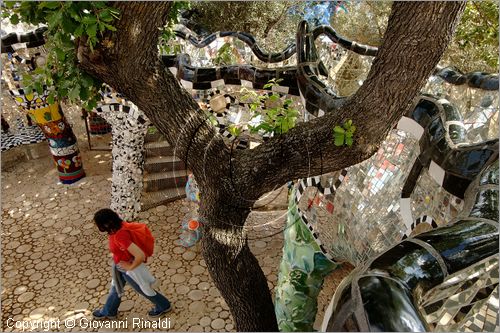 ITALY - Capalbio (GR) - localit Garavicchio - Il Giardino dei Tarocchi - opera originale e fantastica ideata dall'artista francese Niki de Saint Phalle. L'opera rappresenta i 22 Arcani Maggiori dei Tarocchi realizzati con fantastiche sculture di cemento armato e poliestere, ricoperte con mosaico di ceramica , vetri e specchi