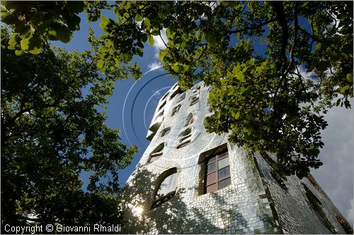 ITALY - Capalbio (GR) - localit Garavicchio - Il Giardino dei Tarocchi - opera originale e fantastica ideata dall'artista francese Niki de Saint Phalle. L'opera rappresenta i 22 Arcani Maggiori dei Tarocchi realizzati con fantastiche sculture di cemento armato e poliestere, ricoperte con mosaico di ceramica , vetri e specchi