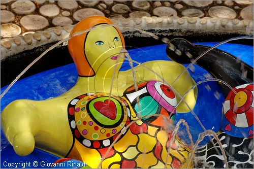 ITALY - Capalbio (GR) - localit Garavicchio - Il Giardino dei Tarocchi - opera originale e fantastica ideata dall'artista francese Niki de Saint Phalle. L'opera rappresenta i 22 Arcani Maggiori dei Tarocchi realizzati con fantastiche sculture di cemento armato e poliestere, ricoperte con mosaico di ceramica , vetri e specchi