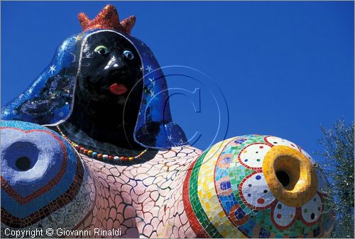 ITALY - CAPALBIO - localit Garavicchio presso Pescia Fiorentina (GR) - "Il Giardino dei Tarocchi" opera originale e fantastica ideata dall'artista francese Niki de Saint Phalle. L'opera rappresenta i 22 Arcani Maggiori dei Tarocchi realizzati con fantastiche sculture di cemento armato e poliestere, ricoperte con mosaico di ceramica , vetri e specchi