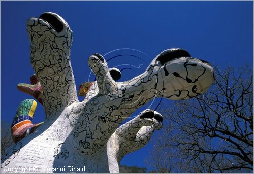 ITALY - CAPALBIO - localit Garavicchio presso Pescia Fiorentina (GR) - "Il Giardino dei Tarocchi" opera originale e fantastica ideata dall'artista francese Niki de Saint Phalle. L'opera rappresenta i 22 Arcani Maggiori dei Tarocchi realizzati con fantastiche sculture di cemento armato e poliestere, ricoperte con mosaico di ceramica , vetri e specchi