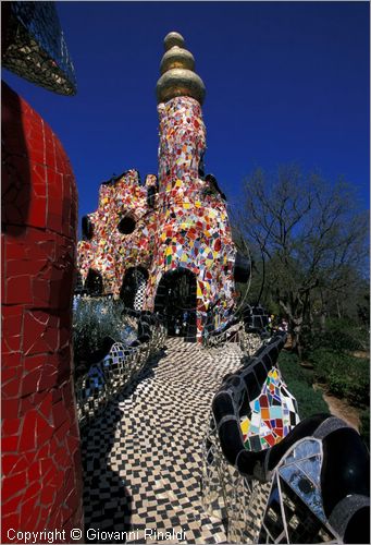 ITALY - CAPALBIO - localit Garavicchio presso Pescia Fiorentina (GR) - "Il Giardino dei Tarocchi" opera originale e fantastica ideata dall'artista francese Niki de Saint Phalle. L'opera rappresenta i 22 Arcani Maggiori dei Tarocchi realizzati con fantastiche sculture di cemento armato e poliestere, ricoperte con mosaico di ceramica , vetri e specchi