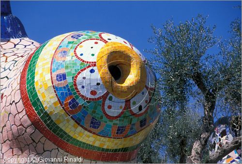 ITALY - CAPALBIO - localit Garavicchio presso Pescia Fiorentina (GR) - "Il Giardino dei Tarocchi" opera originale e fantastica ideata dall'artista francese Niki de Saint Phalle. L'opera rappresenta i 22 Arcani Maggiori dei Tarocchi realizzati con fantastiche sculture di cemento armato e poliestere, ricoperte con mosaico di ceramica , vetri e specchi