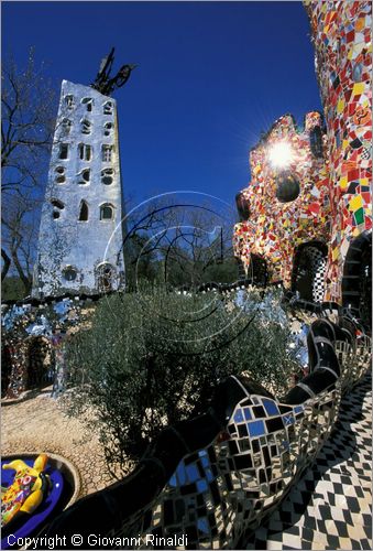 ITALY - CAPALBIO - localit Garavicchio presso Pescia Fiorentina (GR) - "Il Giardino dei Tarocchi" opera originale e fantastica ideata dall'artista francese Niki de Saint Phalle. L'opera rappresenta i 22 Arcani Maggiori dei Tarocchi realizzati con fantastiche sculture di cemento armato e poliestere, ricoperte con mosaico di ceramica , vetri e specchi