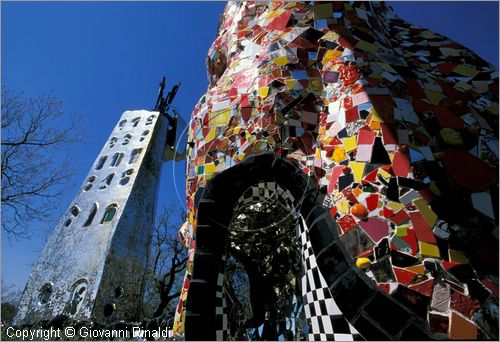 ITALY - CAPALBIO - localit Garavicchio presso Pescia Fiorentina (GR) - "Il Giardino dei Tarocchi" opera originale e fantastica ideata dall'artista francese Niki de Saint Phalle. L'opera rappresenta i 22 Arcani Maggiori dei Tarocchi realizzati con fantastiche sculture di cemento armato e poliestere, ricoperte con mosaico di ceramica , vetri e specchi