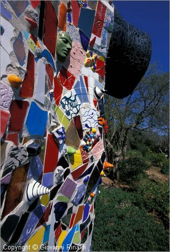 ITALY - CAPALBIO - localit Garavicchio presso Pescia Fiorentina (GR) - "Il Giardino dei Tarocchi" opera originale e fantastica ideata dall'artista francese Niki de Saint Phalle. L'opera rappresenta i 22 Arcani Maggiori dei Tarocchi realizzati con fantastiche sculture di cemento armato e poliestere, ricoperte con mosaico di ceramica , vetri e specchi