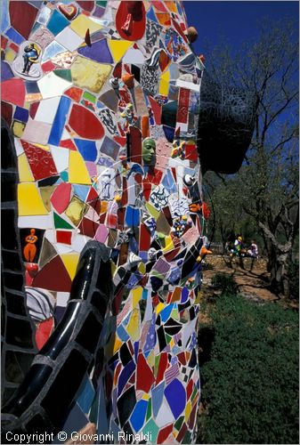 ITALY - CAPALBIO - localit Garavicchio presso Pescia Fiorentina (GR) - "Il Giardino dei Tarocchi" opera originale e fantastica ideata dall'artista francese Niki de Saint Phalle. L'opera rappresenta i 22 Arcani Maggiori dei Tarocchi realizzati con fantastiche sculture di cemento armato e poliestere, ricoperte con mosaico di ceramica , vetri e specchi