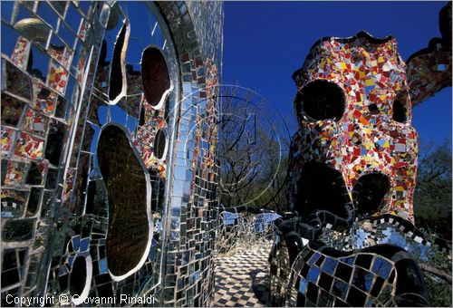 ITALY - CAPALBIO - localit Garavicchio presso Pescia Fiorentina (GR) - "Il Giardino dei Tarocchi" opera originale e fantastica ideata dall'artista francese Niki de Saint Phalle. L'opera rappresenta i 22 Arcani Maggiori dei Tarocchi realizzati con fantastiche sculture di cemento armato e poliestere, ricoperte con mosaico di ceramica , vetri e specchi