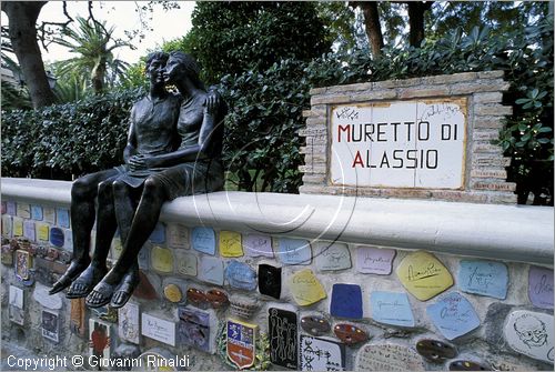 ITALY - LIGURIA - ALASSIO (SV) - il celebre Muretto