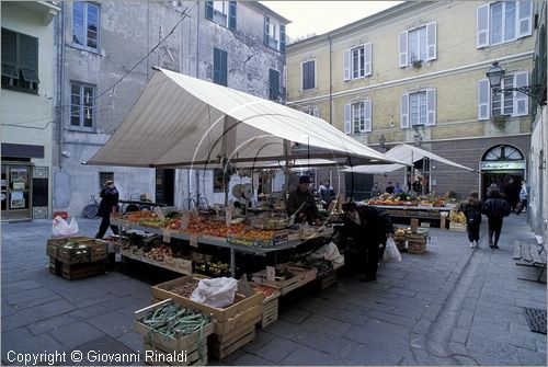 ITALY - LIGURIA - ALBENGA (SV) - un mercato nel borgo