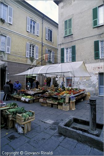 ITALY - LIGURIA - ALBENGA (SV) - un mercato nel borgo