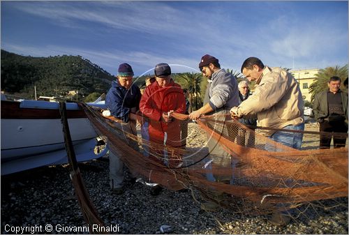 ITALY - LIGURIA - NOLI (SV) - pescatori sulla spiaggia