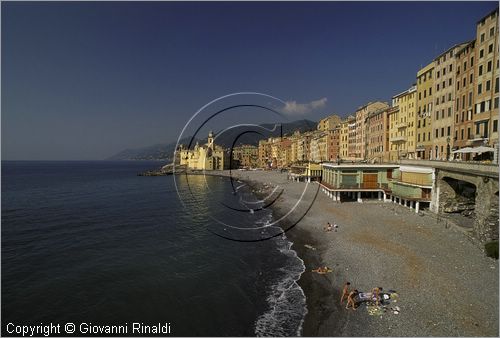 ITALY - LIGURIA - CAMOGLI (GE) - veduta della palazzata e della spiaggia - in fondo la Basilica di Santa Maria Assunta