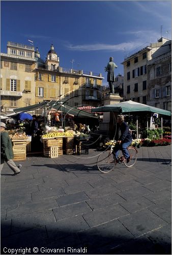 ITALY - LIGURIA - CHIAVARI (GE) - Piazza Mazzini con il mercato