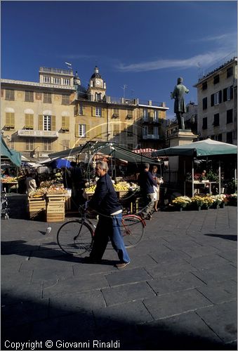 ITALY - LIGURIA - CHIAVARI (GE) - Piazza Mazzini con il mercato