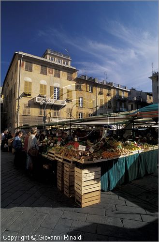 ITALY - LIGURIA - CHIAVARI (GE) - Piazza Mazzini con il mercato