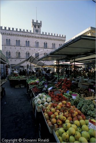 ITALY - LIGURIA - CHIAVARI (GE) - Piazza Mazzini con il mercato