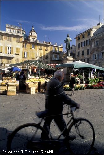 ITALY - LIGURIA - CHIAVARI (GE) - Piazza Mazzini con il mercato