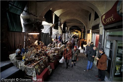 ITALY - LIGURIA - GENOVA - tra i tipici carrugi presso il porto