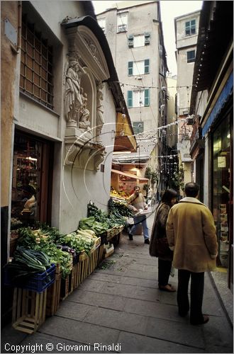 ITALY - LIGURIA - GENOVA - tra i tipici carrugi presso il porto