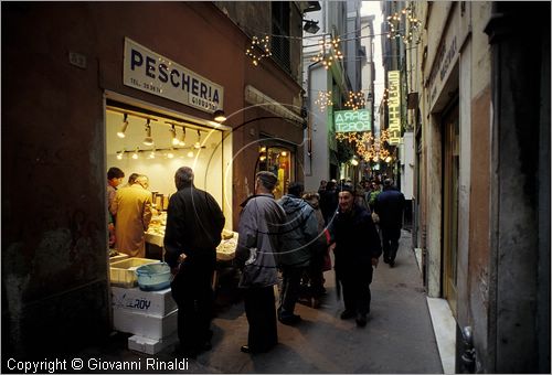 ITALY - LIGURIA - GENOVA - tra i tipici carrugi presso il porto