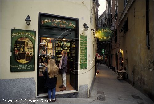 ITALY - LIGURIA - GENOVA - tra i tipici carrugi presso il porto