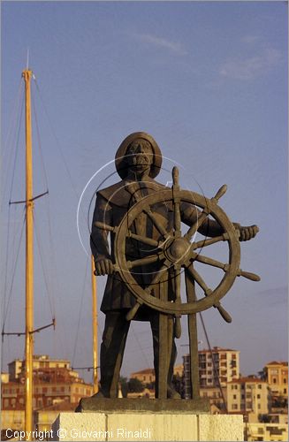 ITALY - LIGURIA - IMPERIA (PORTO MAURIZIO) - il porto turistico - monumento ai naviganti