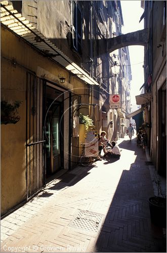 ITALY - LIGURIA - IMPERIA (ONEGLIA) - un tipico carrugio