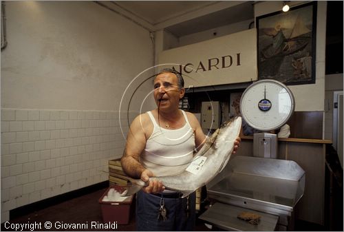 ITALY - LIGURIA - IMPERIA (ONEGLIA) - asta del pesce nella pescheria Aicardi