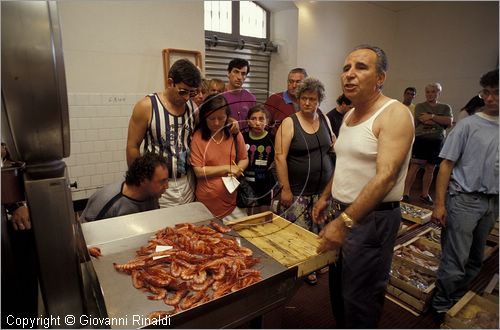 ITALY - LIGURIA - IMPERIA (ONEGLIA) - asta del pesce nella pescheria Aicardi