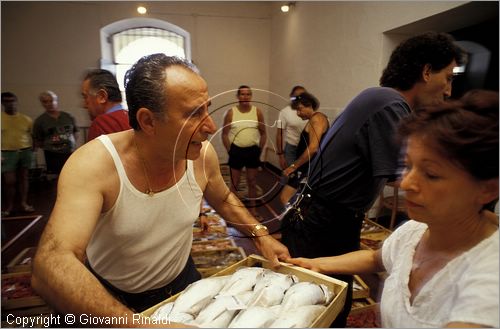 ITALY - LIGURIA - IMPERIA (ONEGLIA) - asta del pesce nella pescheria Aicardi