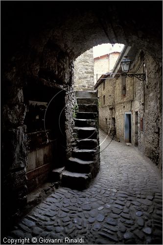 ITALY - LIGURIA - APRICALE (IM) - scorcio nel borgo