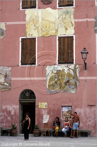 ITALY - LIGURIA - APRICALE (IM) - la piazza con la mostra delle ceramiche