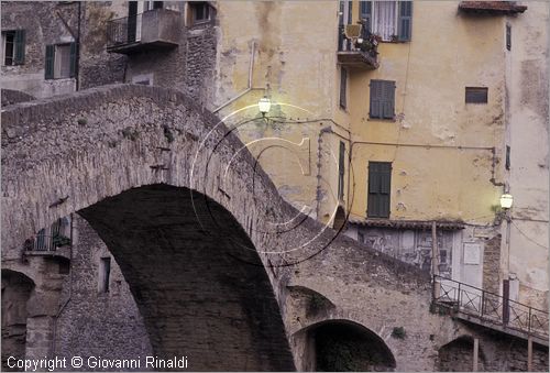 ITALY - LIGURIA - DOLCEACQUA (IM) - veduta del ponte vecchio