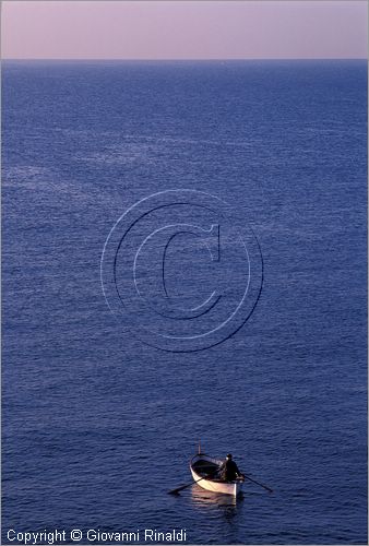 ITALY - LIGURIA - NERVI (GE) - una piccola barca da pesca nel mare di fronte al porto