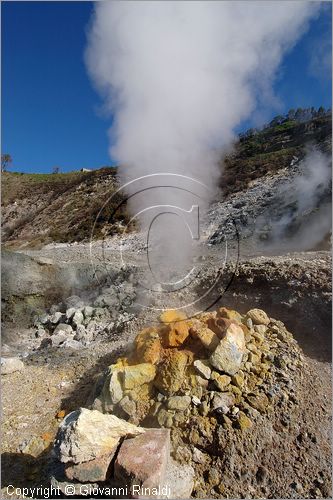 ITALY - POZZUOLI (NA) - La Solfatara - il vulcano Solfatara dal cratere ellittico (770 per 580 metri) risale a 4000 anni fa ed  l'unico dei Campi Flegrei ancora attivo con impressionanti manifestazioni fumaroliche - la Bocca Grande  la principale fumarola