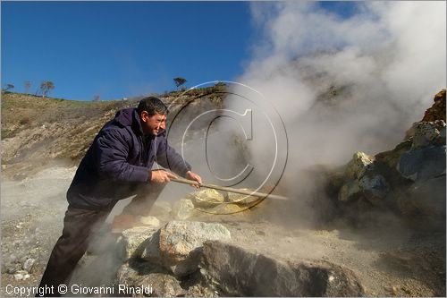 ITALY - POZZUOLI (NA) - La Solfatara - il vulcano Solfatara dal cratere ellittico (770 per 580 metri) risale a 4000 anni fa ed  l'unico dei Campi Flegrei ancora attivo con impressionanti manifestazioni fumaroliche - la Bocca Grande  la principale fumarola