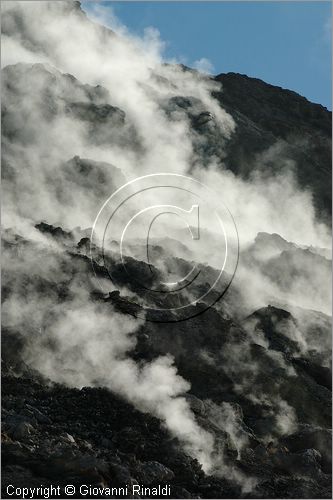 ITALY - POZZUOLI (NA) - La Solfatara - il vulcano Solfatara dal cratere ellittico (770 per 580 metri) risale a 4000 anni fa ed  l'unico dei Campi Flegrei ancora attivo con impressionanti manifestazioni fumaroliche - la Bocca Grande  la principale fumarola