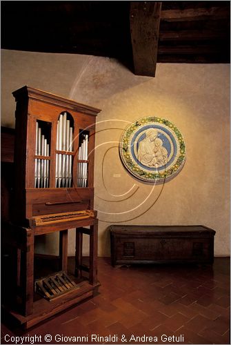 ITALY - ANGHIARI (AR) - Museo Statale di Palazzo Taglieschi - Organo positivo del XVI secolo proveniente dalla chiesa di Santo Stefano. Dietro una ceramica invetrata di Della Robbia