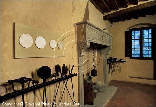 ITALY - ANGHIARI (AR) - Museo Statale di Palazzo Taglieschi - Sala XIII - grande camino e strumenti vari