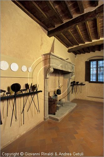 ITALY - ANGHIARI (AR) - Museo Statale di Palazzo Taglieschi - Sala XIII - grande camino e strumenti vari